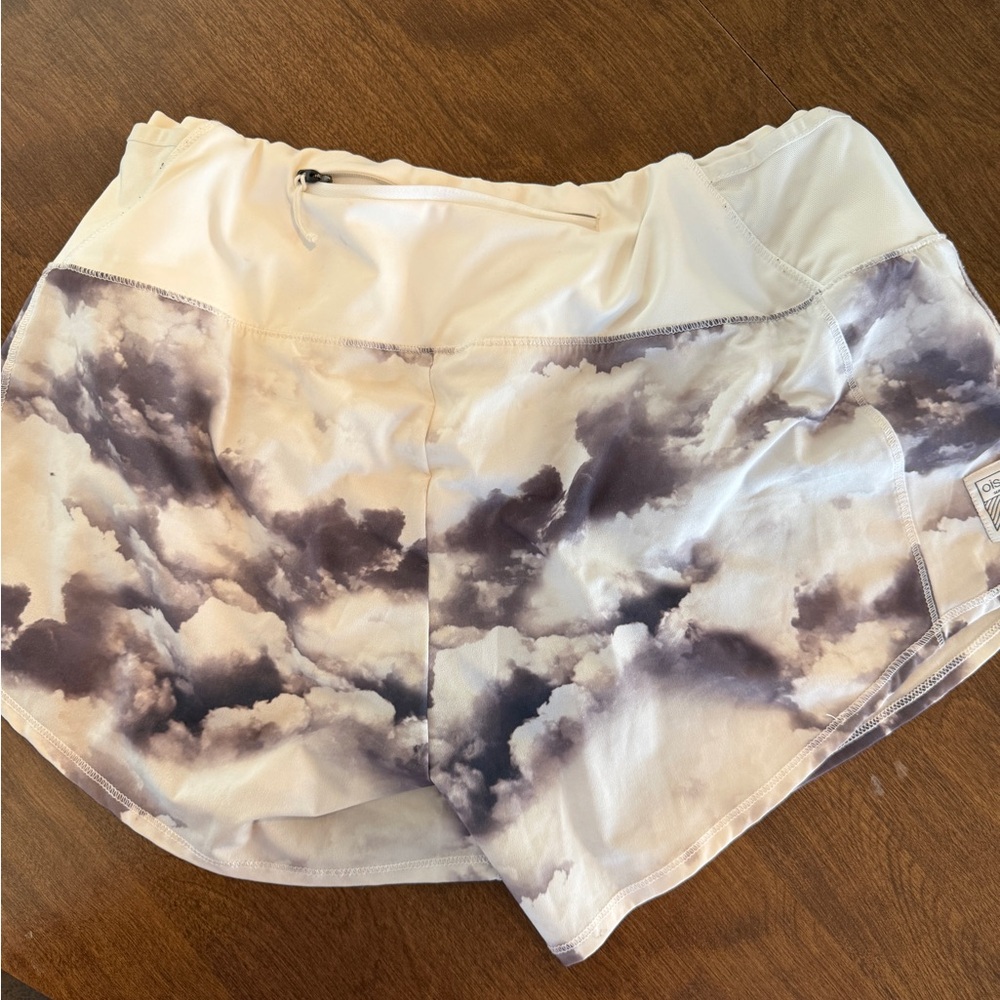 oiselle Women's Athletic Shorts in White and Gray Cloud Print - Picture 3 of 6